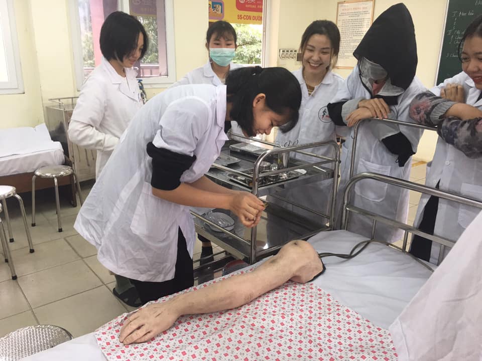 Học viên thực hành trên mô hình ở Việt Nam
